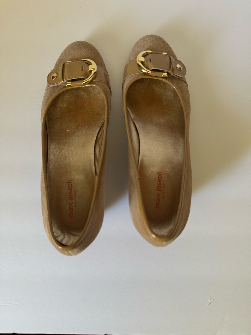 Marc Joseph Women’s 11 Taupe Faux Suede Wedge With Gold Buckle Shoe Dress Casual - Picture 3 of 10